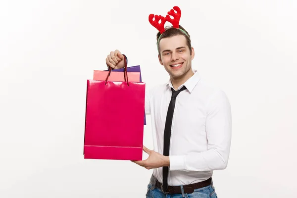 Conceito de Natal - Bonito homem de negócios comemorar Feliz Natal e feliz ano novo desgaste rena hairband e segurando Papai Noel vermelho big bag . — Fotografia de Stock