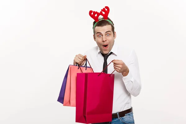Boże Narodzenie Concept - Przystojny Biznes człowiek świętować Wesołych Świąt i szczęśliwego Nowego Roku nosić reniferów opaskę i trzymając Santa czerwony big bag. — Zdjęcie stockowe