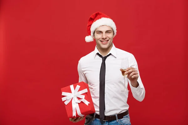 Conceito de Natal - retrato feliz Papai Noel empresário emocionante com seu presente sobre fundo vermelho . — Fotografia de Stock