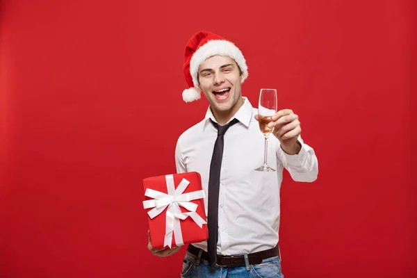 Conceito de Natal - retrato feliz Papai Noel empresário emocionante com seu presente sobre fundo vermelho . — Fotografia de Stock