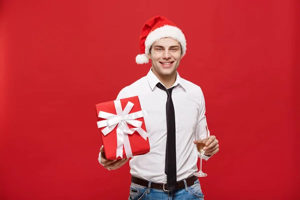 Noel Kavramı - Mutlu Noel Baba portresi İşadamı Kırmızı arka plandaki hediyesiyle heyecan verici. — Stok fotoğraf