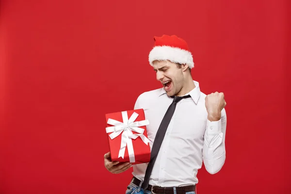 Conceito de Natal - retrato feliz Papai Noel empresário emocionante com seu presente sobre fundo vermelho . — Fotografia de Stock