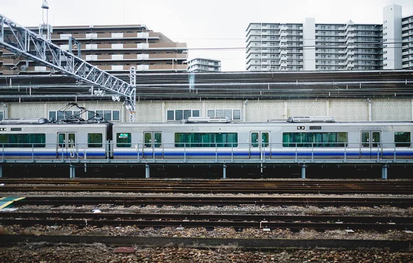 Монорейковий потяг наближається до станції. Білий метрополітен прибуває до платформи в Токіо (Японія).. — стокове фото