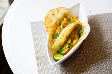 Kahvaltıda Meksika usulü taco. Pico de gallo, avokado, limon ve jalapeno.