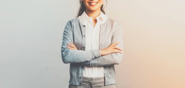 Kariyer, iş ve eğitim kavramı. Neşeli Asyalı kızın portresi öğrencilerle çevrimiçi derse başlamaya hazır, sınıfın yeni temasını açıkla, çapraz eller kendine güvenen, kendinden emin gülümseyen