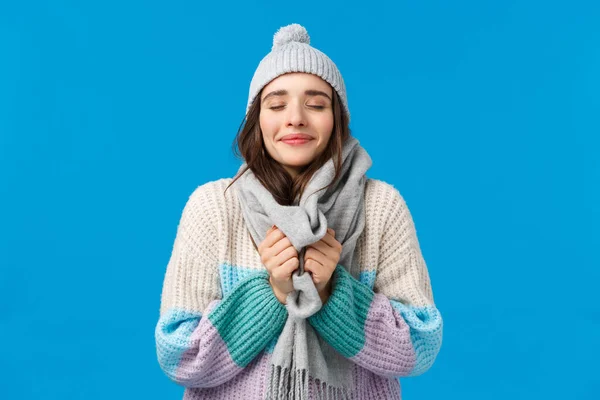 행복, 꿈, 크리스마스 분위기. 겨울 모자를 쓰고 , 스웨터 를 입고, 목 주위에 스카프 를 만지고, 눈을 감고, 신선 한 공기를 들이마시며, 눈덮인 날씨를 즐긴다 — 스톡 사진