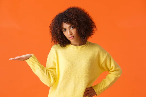 So what, I dont care. Unbothered and careless unimpressed sulking african-american woman with curly hair, raise hand in dismay displeased with bad result, dont give a damn, orange background — 스톡 사진