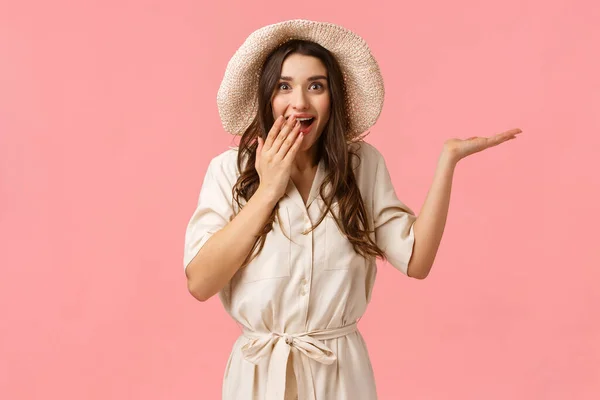 Que bela surpresa. Amazed and happy excited young girl winning summer trip to expansive luxurious resort, sorrindo, ofegante e cobrir a boca sorridente com a mão, encolhendo os ombros, sorte inesperada — Fotografia de Stock