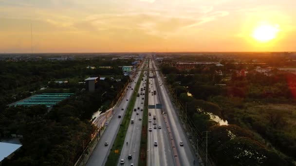 Hyperlapse tijdapse van de nacht stadsverkeer op de belangrijkste straat kruispunt rotonde in Bangkok. HD vanuit de lucht gezien. — Stockvideo