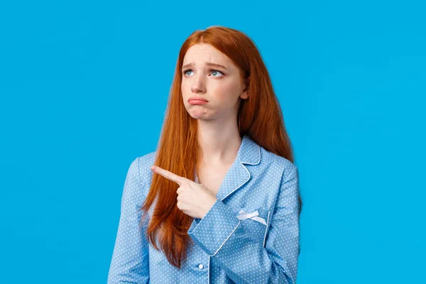 Kopfballportrat Eines Zarten Rothaarigen Teenagers Mit Ernstem Gesichtsausdruck Der In Die Kamera Blickt Kaukasische Frau Modell Mit Ingwerhaaren Posiert Indoors Pastellblauer Hintergrund Kopierraum Uberraschung Menschen Stock Photo 182875450