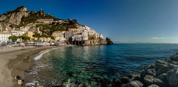 Красивый вид на побережье Амальфи на юге Италии — стоковое фото