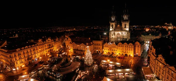 Yüksek bir görünüm üstünde belgili tanımlık eski şehir Meydanı ve Noel pazarı Prag, yukarıdan Xmas ağacı ve muhteşem şehir görüntüleme 