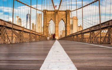 New York, ABD - 04 Kasım 2017. Brooklyn Köprüsü üzerinde güneşin doğuşunu sabah ışıkları