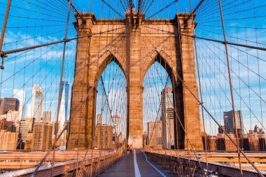 New York, ABD - 04 Kasım 2017. Brooklyn Köprüsü üzerinde güneşin doğuşunu sabah ışıkları