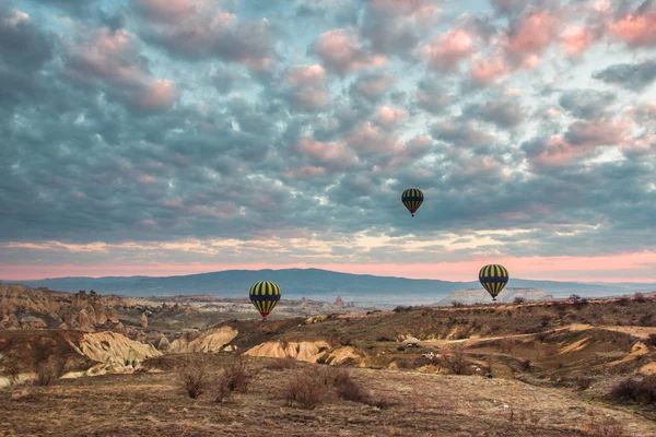 Heißluftballonfahren in Kappadokien, Türkei — Stockfoto