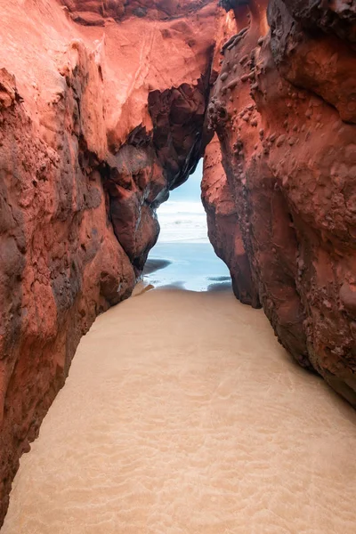 Красный Океан Скалистых Пляже Облачную Погоду Света Озил Мбаппе Каррапаро Лицензионные Стоковые Фото