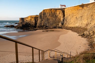 Zambujeira Plajı do Mar ve Costa Vicentina, Portekiz 'deki uçurumda küçük bir kilise