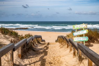Portekiz 'in batı kıyısındaki Monte Clerigo plajı, Algarve. Praia Monte Clerigo 'ya giden merdivenler Aljezur yakınlarında, Costa Vicentina, Portekiz, Avrupa.
