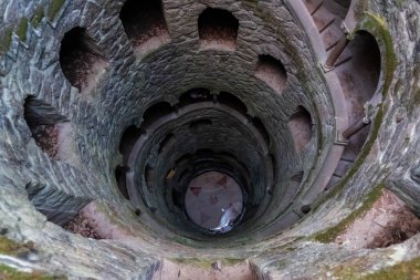 Başlangıç iyi, Dünya 'dan cennete giden yol, altında pusula olan ters kule.