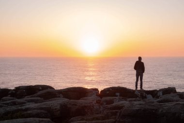 Portekiz, Peniche 'deki Cabo Carvoeiro' da insan ve gökyüzü silueti.