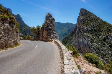 Fransa 'nın Verdon Boğazı boyunca dağ alp yolu dar.
