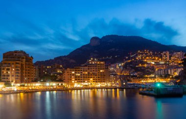 Fontvieille ve Monaco Limanı 'ndaki gece görüşü ve Katedral' deki Monako manzarası.