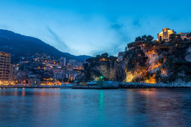 Fontvieille ve Monaco Limanı 'ndaki gece görüşü ve Katedral' deki Monako manzarası.