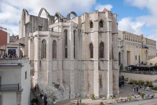 Carmo Manastırı, Lizbon, Portekiz - 19 Şubat 2020: 1755 Lizbon depreminde hasar gören antik bir katedralin kalıntıları.