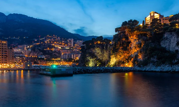 Fontvieille ve Monaco Limanı 'ndaki gece görüşü ve Katedral' deki Monako manzarası.