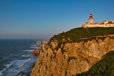 Cabo da Roca, Portekiz - Akşam vakti kayalıklarda beyaz deniz feneri.