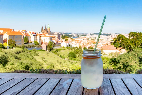 Limonadenglas Vor Dem Blick Auf Die Prager Burg Und Den — Stockfoto