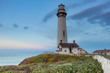 Gündoğumunda California 'daki Pigeon Point Deniz Feneri' nde. ABD
