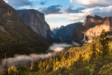 Yosemite Ulusal Parkı 'nda gün batımı, Foggy Nehri ve güneş ışığında şelale. Kaliforniya, ABD