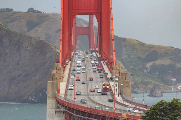 Fırtına bulutlarında San Francisco 'daki Golden Gate Köprüsü, Kaliforniya, ABD 