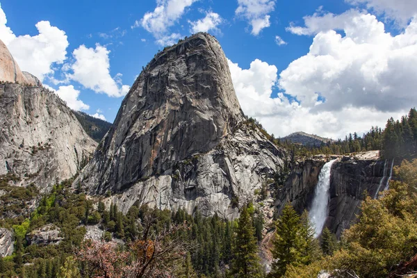 Nevada Falls Longo John Muir Trail Parque Nacional Yosemite Califórnia — Fotografia de Stock