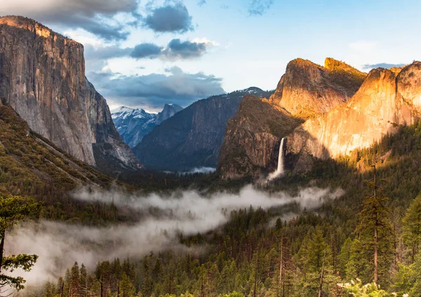Tramonto Parco Nazionale Dello Yosemite Fiume Foggy Cascata Sole California Foto Stock Royalty Free