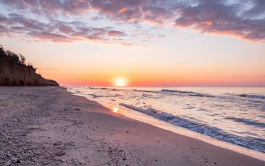Deniz sörfü, dalgalar, Karadeniz 'de şafak sökerken Odessa bölgesi, Lebedevka. Deniz Burnu.