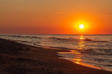 Deniz sörfü, dalgalar, Karadeniz 'de şafak sökerken Odessa bölgesi, Lebedevka. Deniz Burnu.