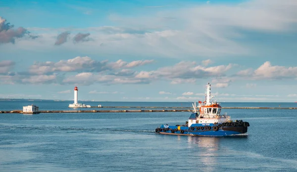 Seehafen Von Odessa Blaues Schiff Und Leuchtturm Sonnigen Und Bewölkten — Stockfoto