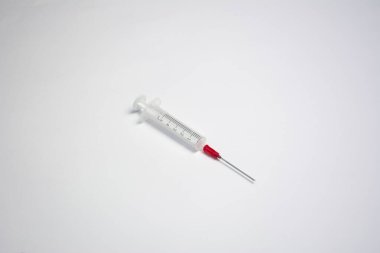 Beyaz Arkaplana Karşı Şırınganın Yakın Çekimi