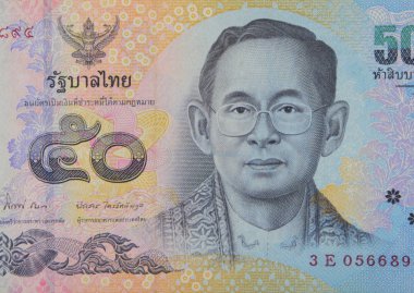 Beyaz arka plan üzerinde elli Tayland Bahtı