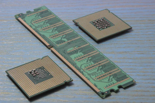 bilgisayar Cpu ve Ram ahşap arka plan üzerinde