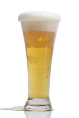 Beyaz arka planda bir bardak light bira.