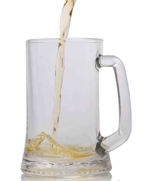 Taza de cerveza ligera sobre fondo blanco — Foto de Stock