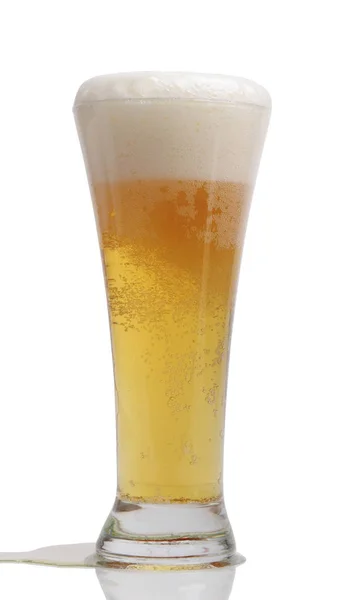 Egy korsó világos sör fehér alapon. — Stock Fotó