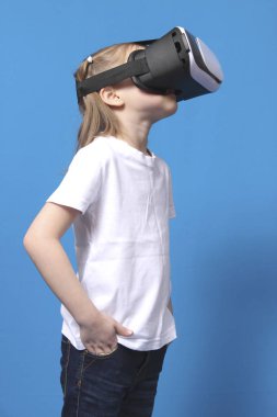 sanal gerçeklik gözlük Vr. mavi arka plan üzerinde izole kız