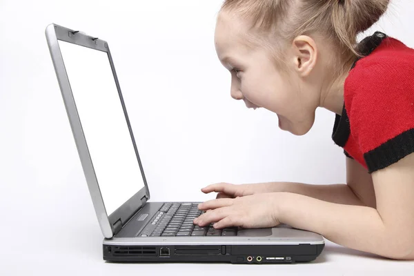 Menina fica chocada e grita em deleite na tela do laptop. fundo branco isolado — Fotografia de Stock