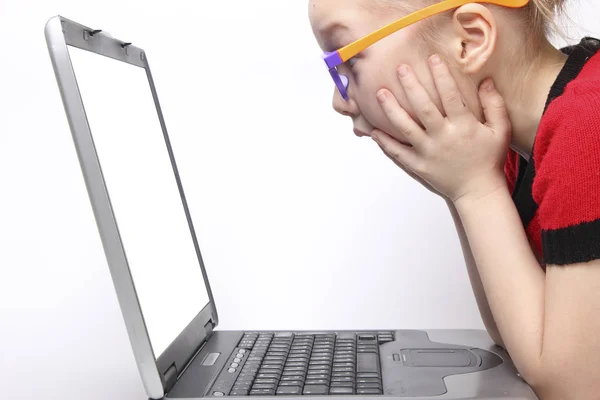Meisje geschokt door het scherm van de laptop. geïsoleerde witte achtergrond. oranje bril — Stockfoto