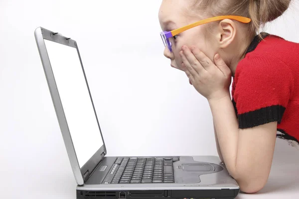 Девушка шокирована экраном ноутбука. изолированный белый фон. оранжевые — стоковое фото