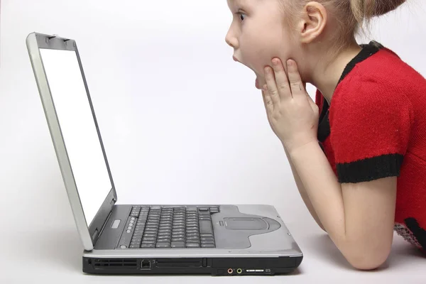 Dziewczyna z podziwem patrząc na monitor laptopa. na białym tle — Zdjęcie stockowe